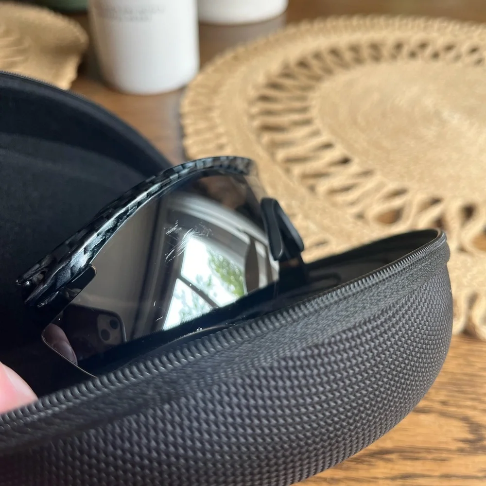 Oakley sunglasses - Picture 3 of 3